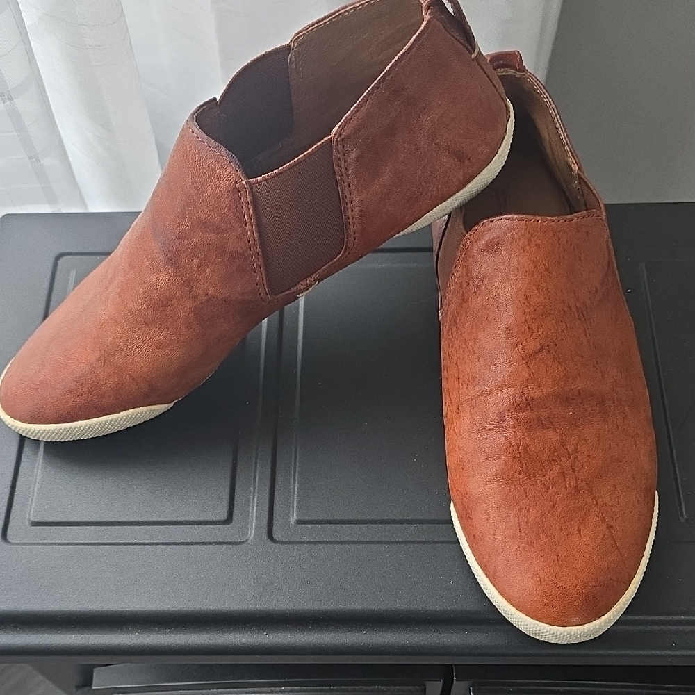 Frye Women's Slip-On Loafers in Cognac Brown